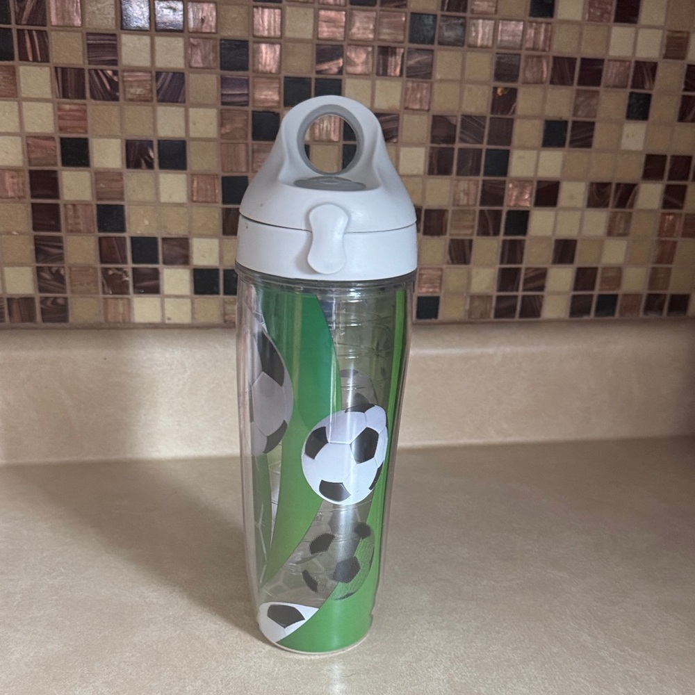 Tervis‎ soccer with attached lid